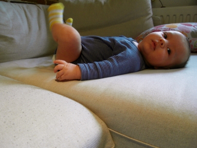 met de beentjes in de lucht