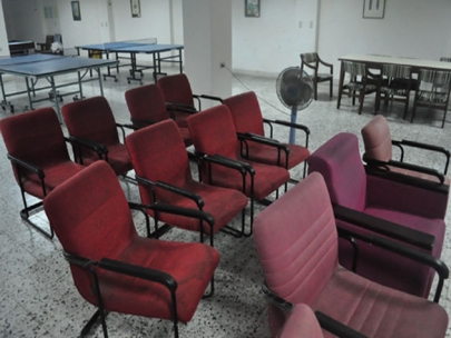 電氣 扇子 和 椅子 (fan and dirty chairs)